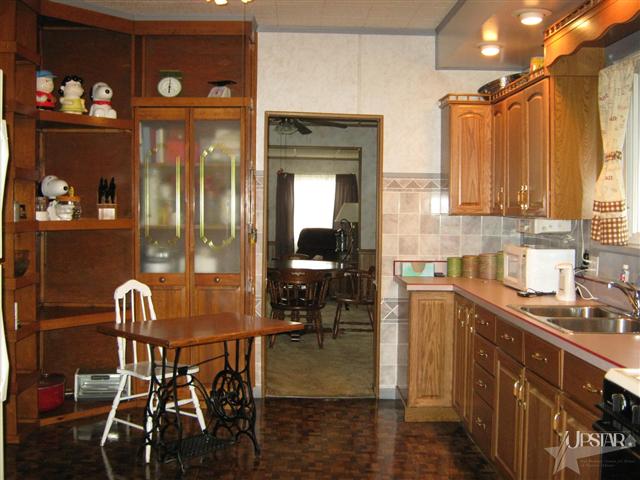 315 E Spring St, Bluffton, IN 46714 photo 4