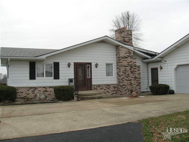 566 W Schoolhouse Rd, Kendallville, IN 46755 photo 2