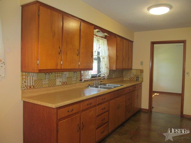 1621 W Monroe St, Decatur, IN 46733 photo 9
