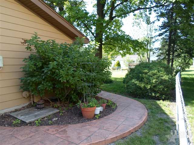 6907 Forestwood Dr, Fort Wayne, IN 46815 photo 2
