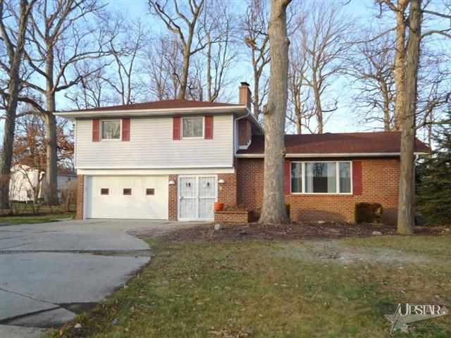 3227 Oakwood Dr, Fort Wayne, IN 46816 photo 1