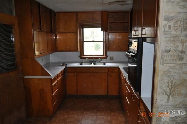 205 N Railroad St, Geneva, IN 46740 photo 11