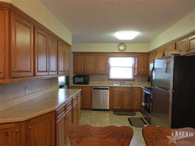 1409 Canterbury Dr, Decatur, IN 46733 photo 3