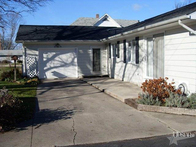256 W Franklin St, Berne, IN 46711 photo 4