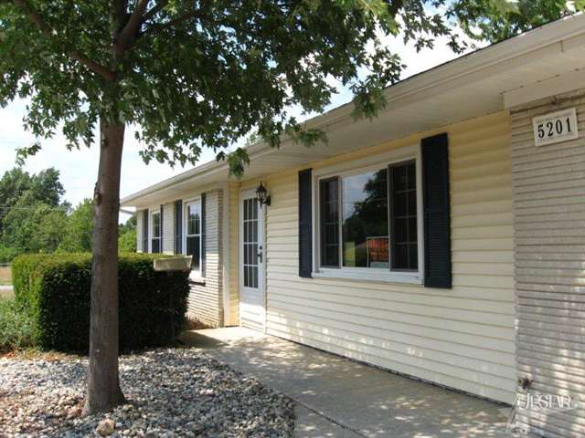 5201 Renfrew Dr, Fort Wayne, IN 46835 photo 1
