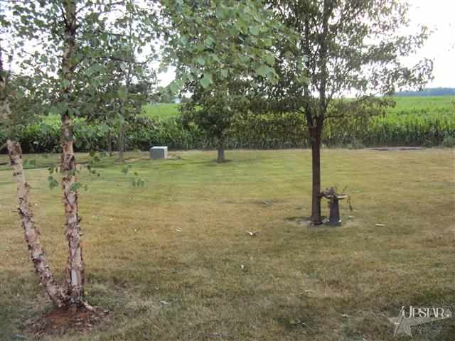 1021 Woodridge Dr, Decatur, IN 46733 photo 2