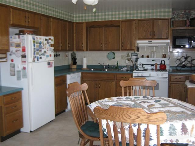 1464 W Cherry St, Bluffton, IN 46714 photo 6