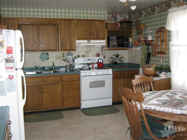 1464 W Cherry St, Bluffton, IN 46714 photo 7