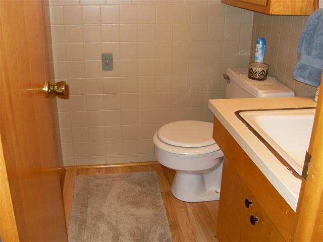 566 Sherwayne Dr, Berne, IN 46711 photo 8