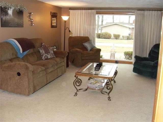 566 Sherwayne Dr, Berne, IN 46711 photo 2