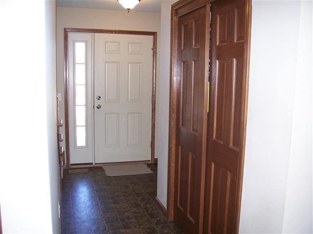 8527 Backwater Dr, Fort Wayne, IN 46818 photo 2