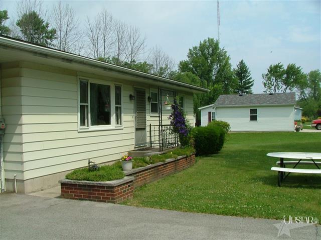 2723 Moore Dr, Fort Wayne, IN 46808 photo 2