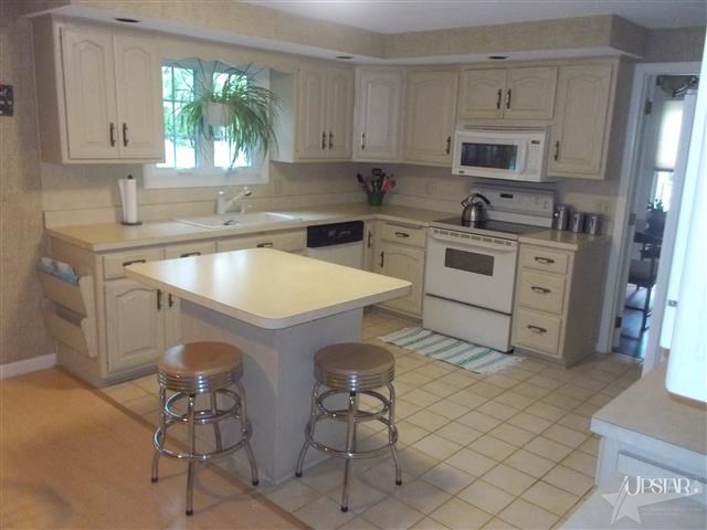 2923 Devon Dr, Fort Wayne, IN 46815 photo 2