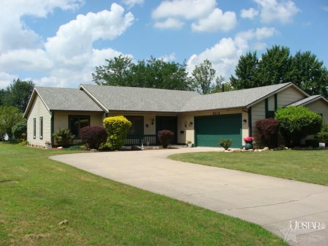 9019 Village Grove Dr, Fort Wayne, IN 46804 photo 1