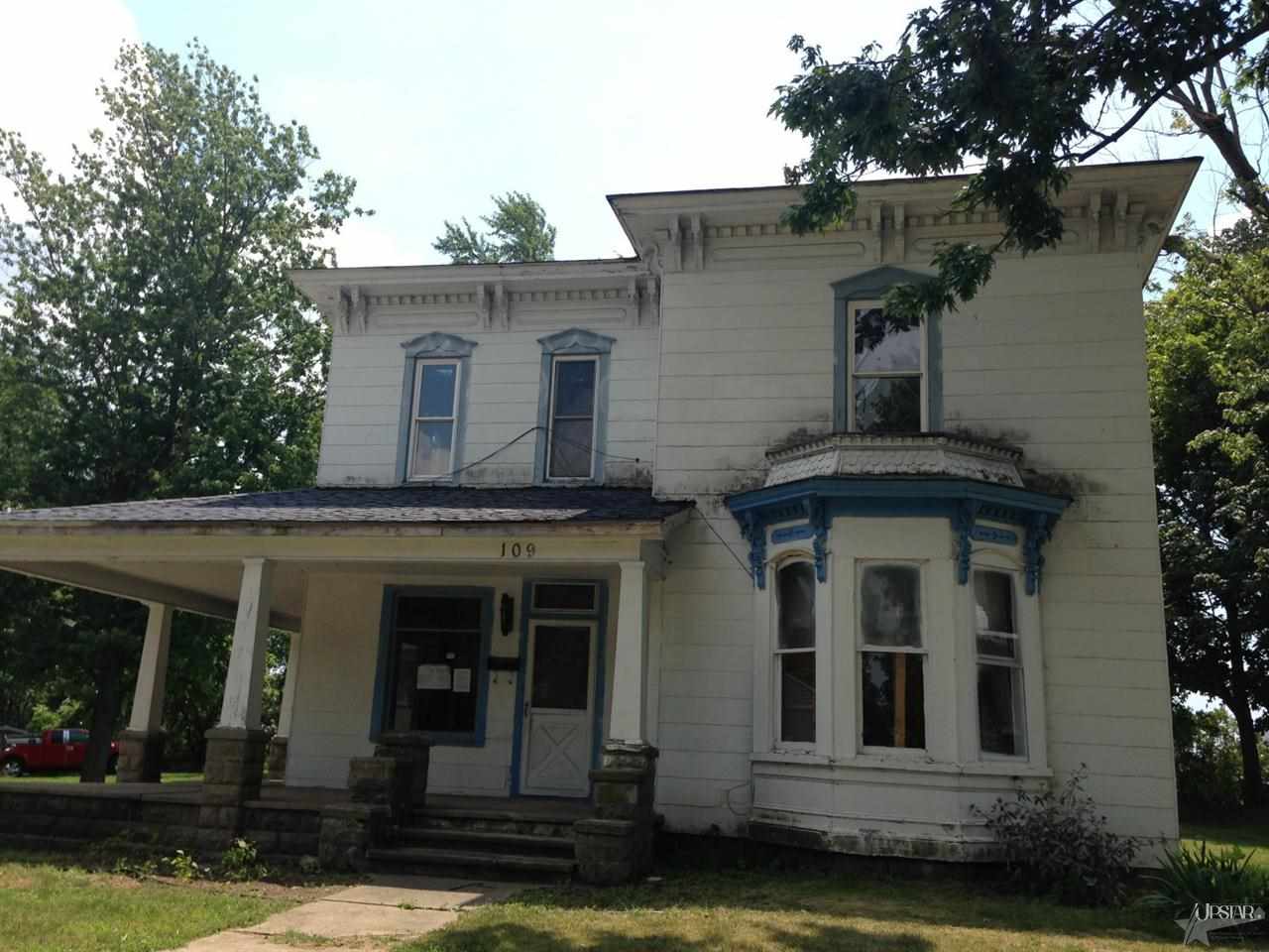 109 College St, Ligonier, IN 46767 photo 2