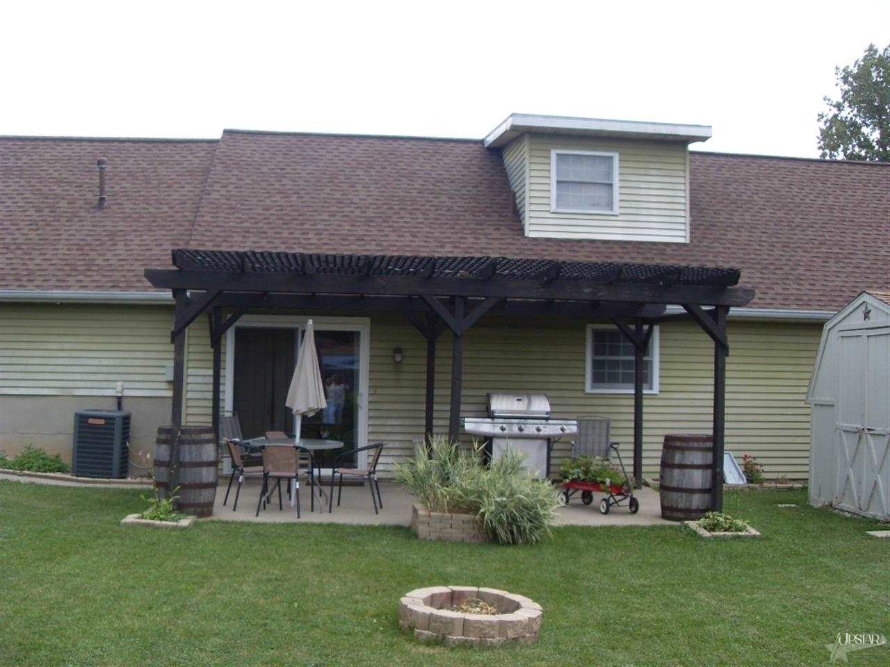 517 N Beech St, Butler, IN 46721 photo 2