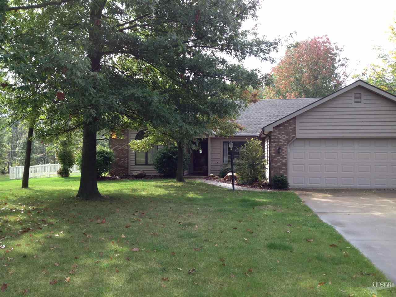 2598 E Maple Dr, Bluffton, IN 46714 photo 2