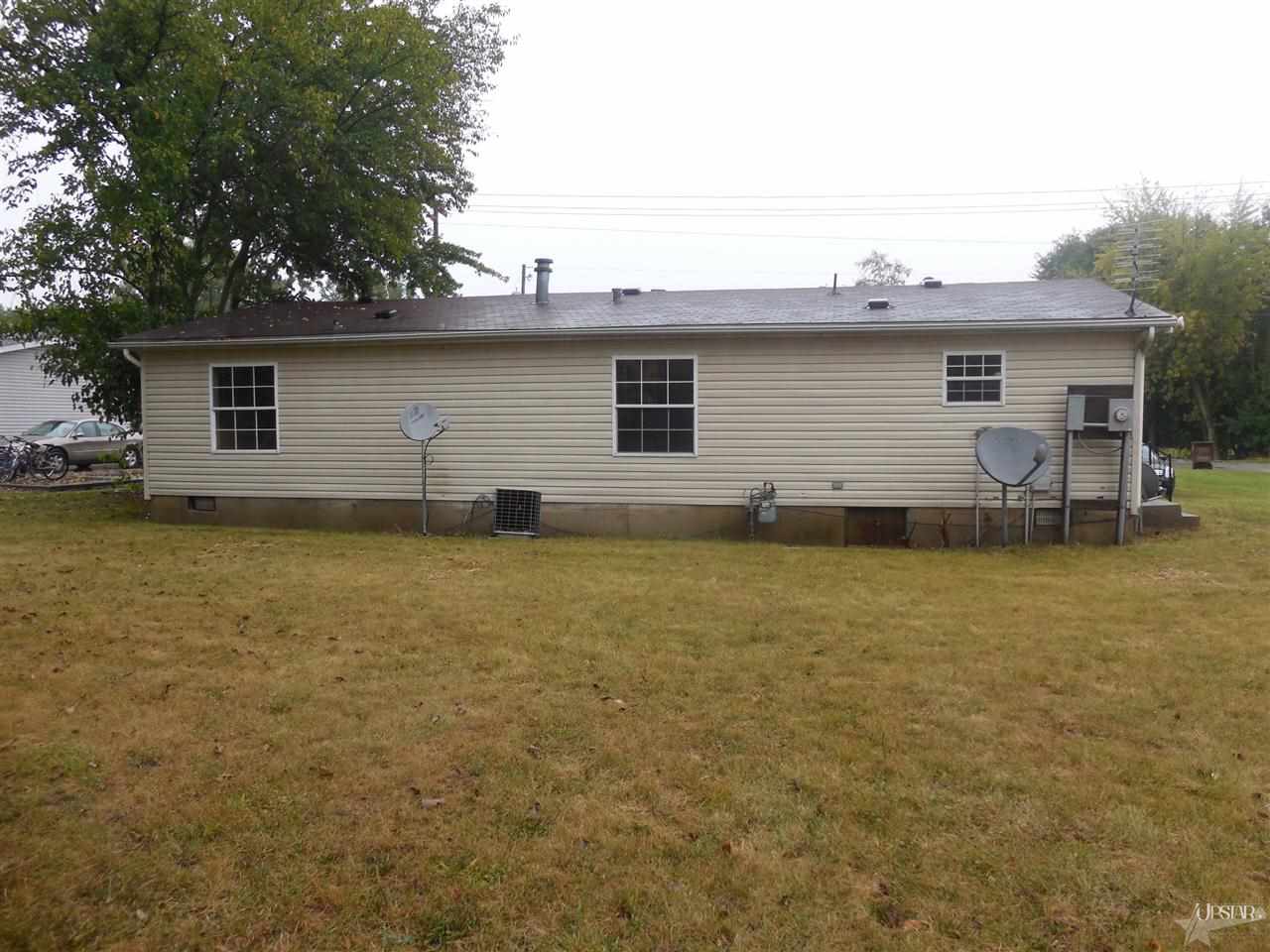 410 Johnson St, Ligonier, IN 46767 photo 2