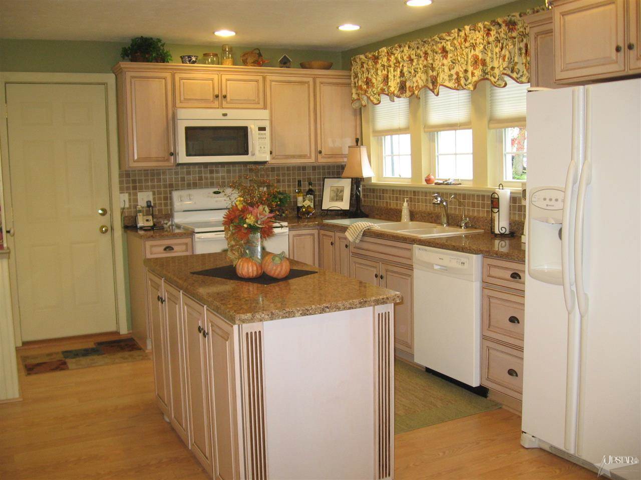 202 N Main St, South Whitley, IN 46787 photo 5