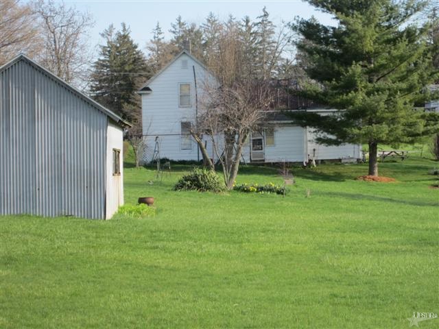 610 W Hazel St, Albion, IN 46701 photo 2