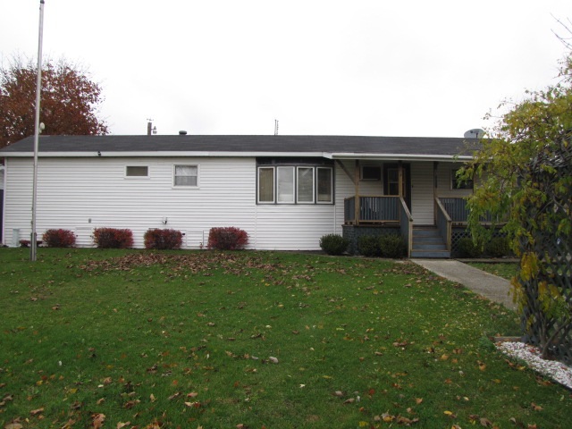 611 W Walnut St, Albion, IN 46701 photo 2