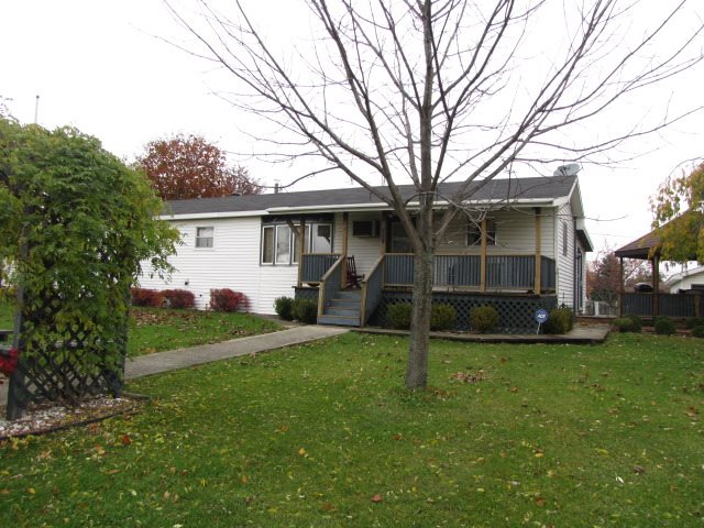 611 W Walnut St, Albion, IN 46701 photo 1