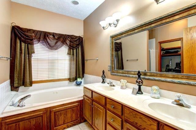 1610 Amberwood Dr, Goshen, IN 46526 photo 11