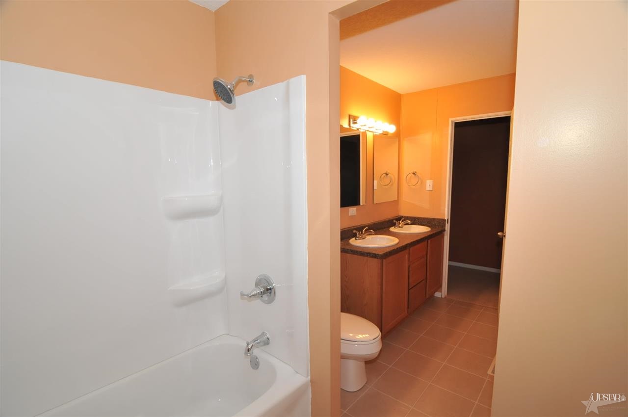 1026 Sussex Dr, New Haven, IN 46774 photo 11