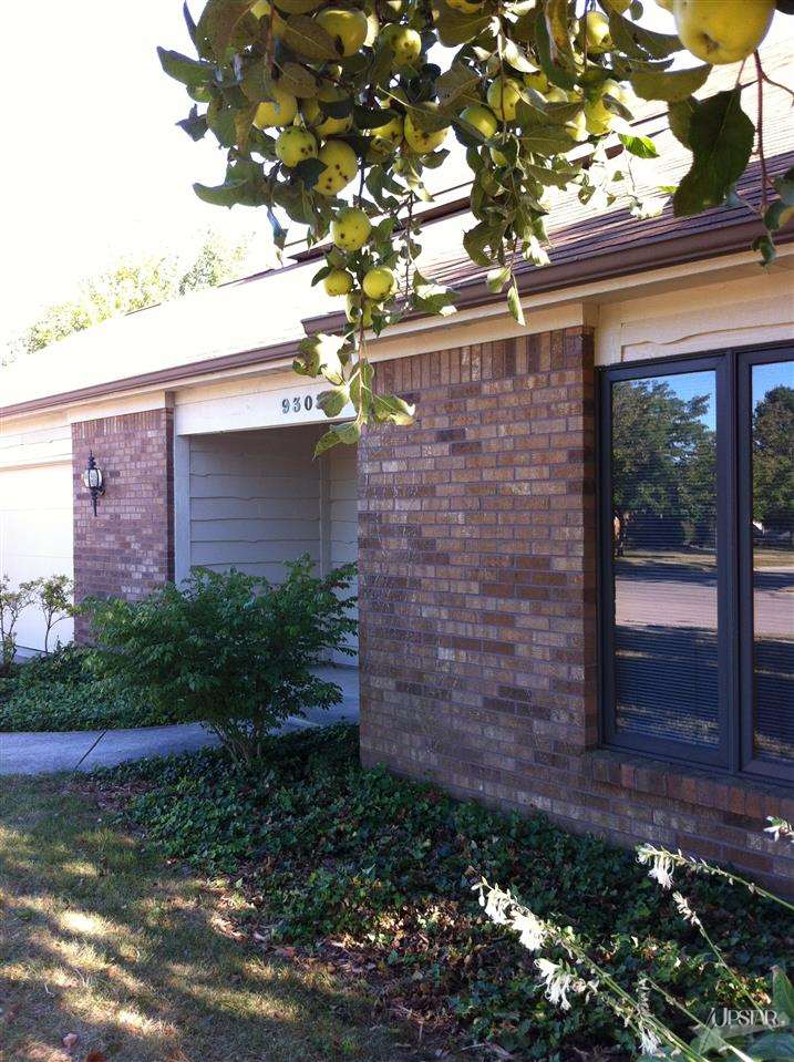 9303 La Bell Pl, Fort Wayne, IN 46804 photo 2