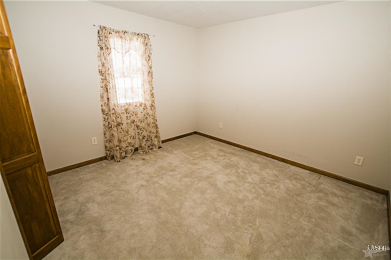 1704 Shakespeare Blvd, Fort Wayne, IN 46818 photo 3