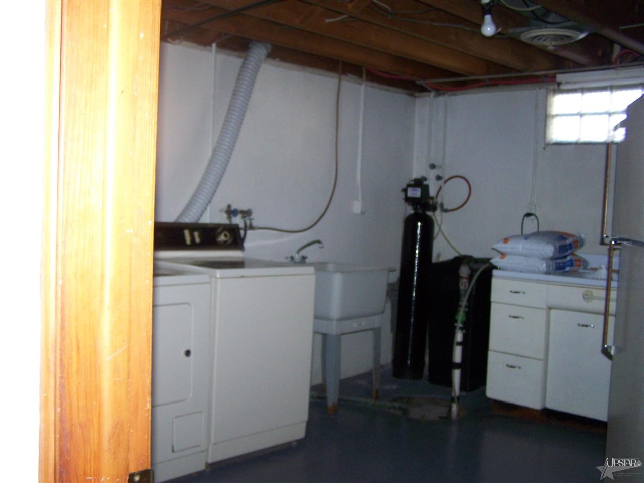 335 W Butcher St, Geneva, IN 46740 photo 6