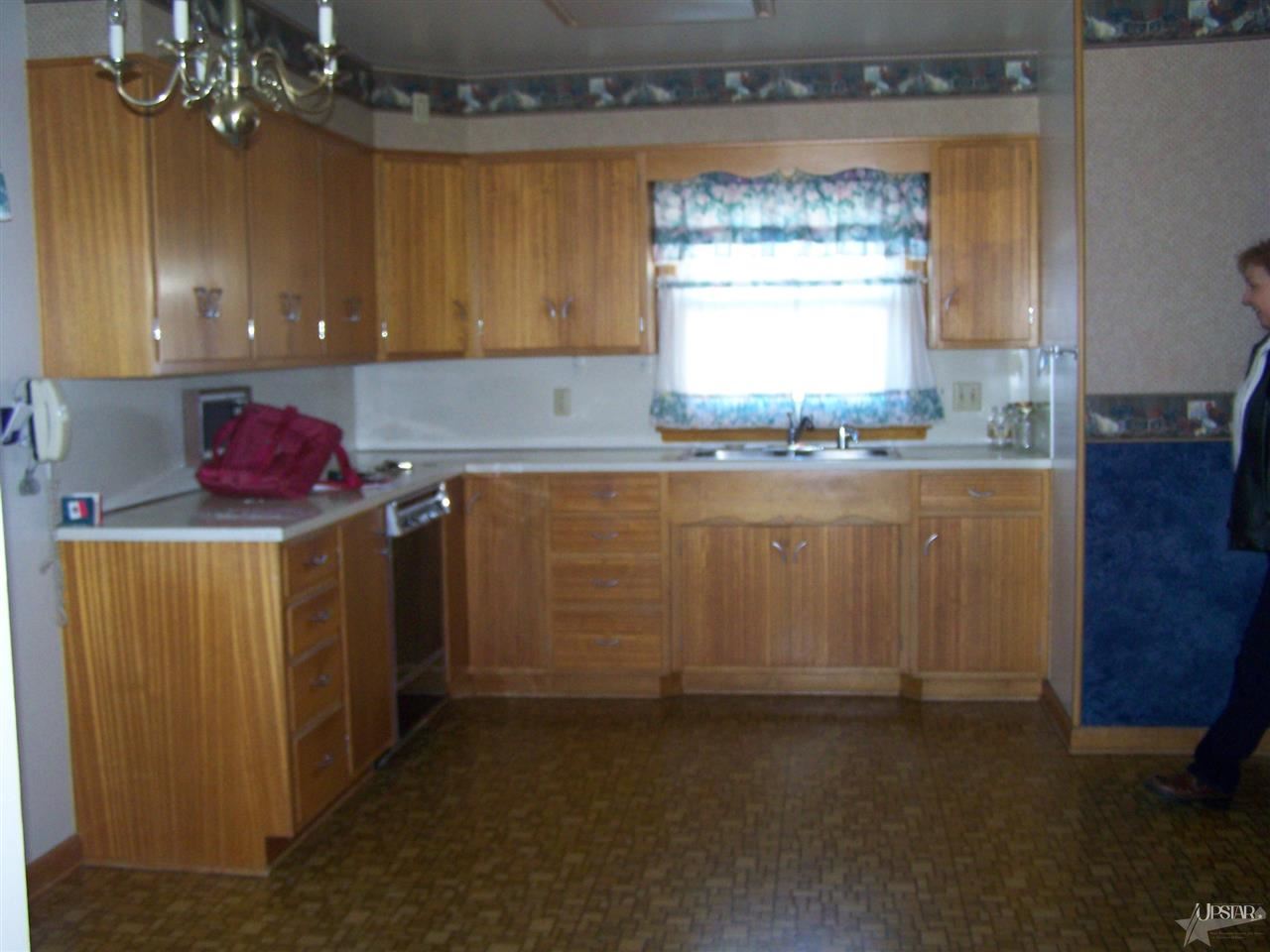 335 W Butcher St, Geneva, IN 46740 photo 3