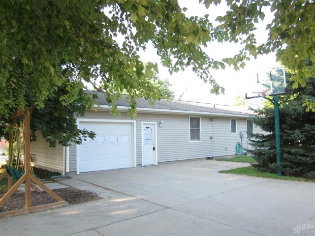 608 E Main St, Albion, IN 46701 photo 2