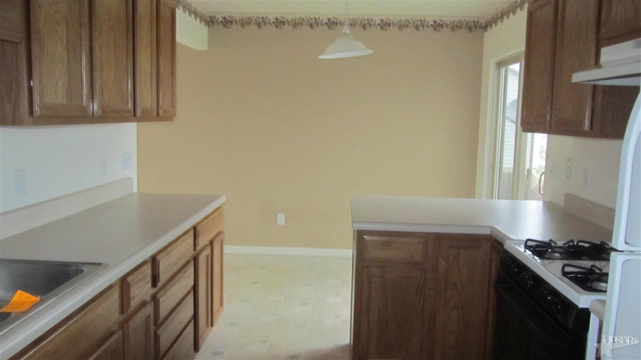 1365 Colonial Ct, Berne, IN 46711 photo 4