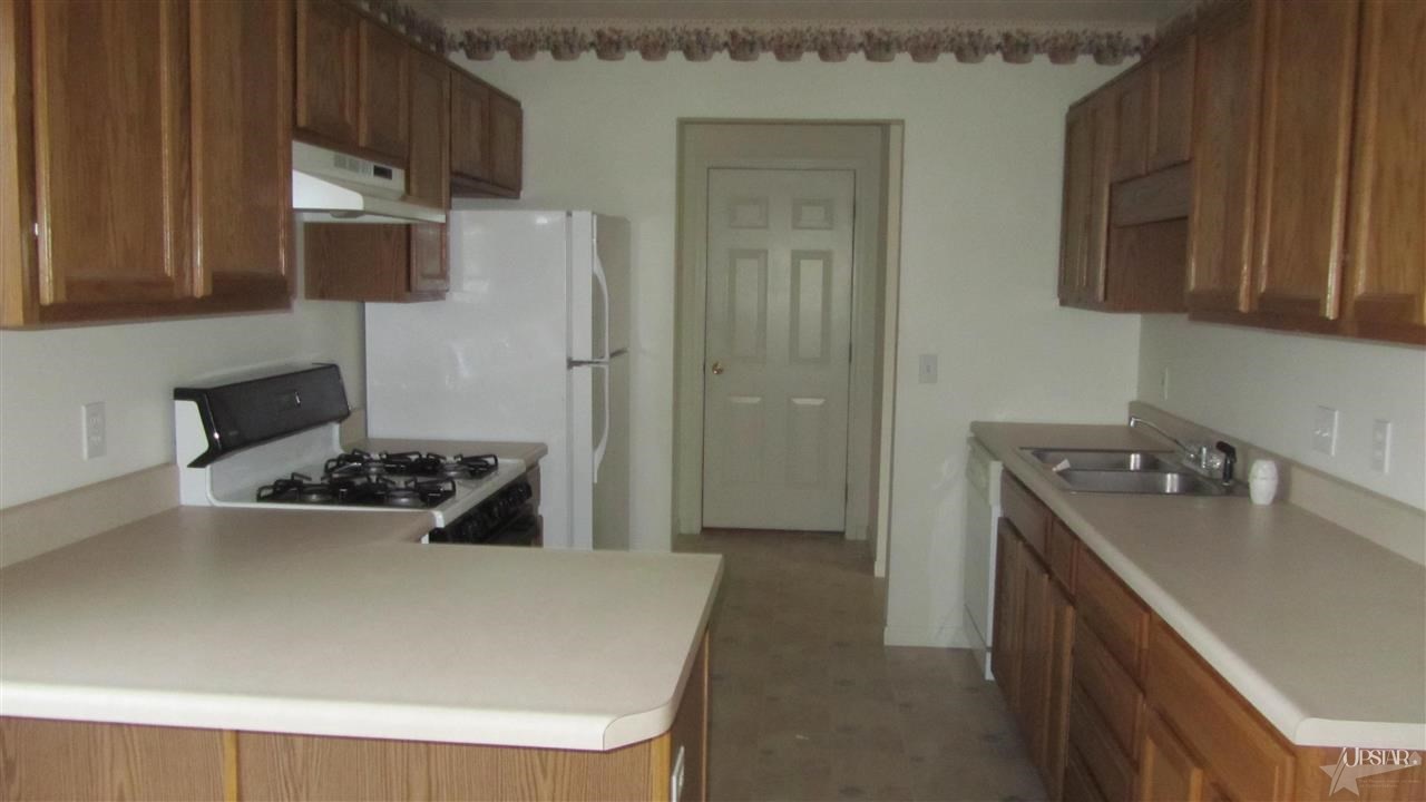 1365 Colonial Ct, Berne, IN 46711 photo 3