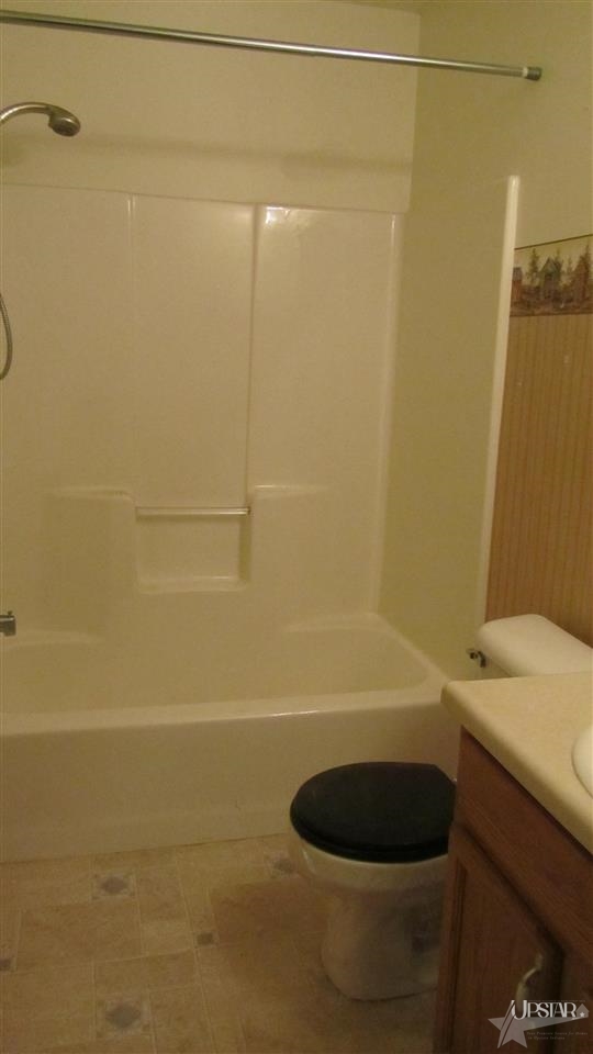 1365 Colonial Ct, Berne, IN 46711 photo 5