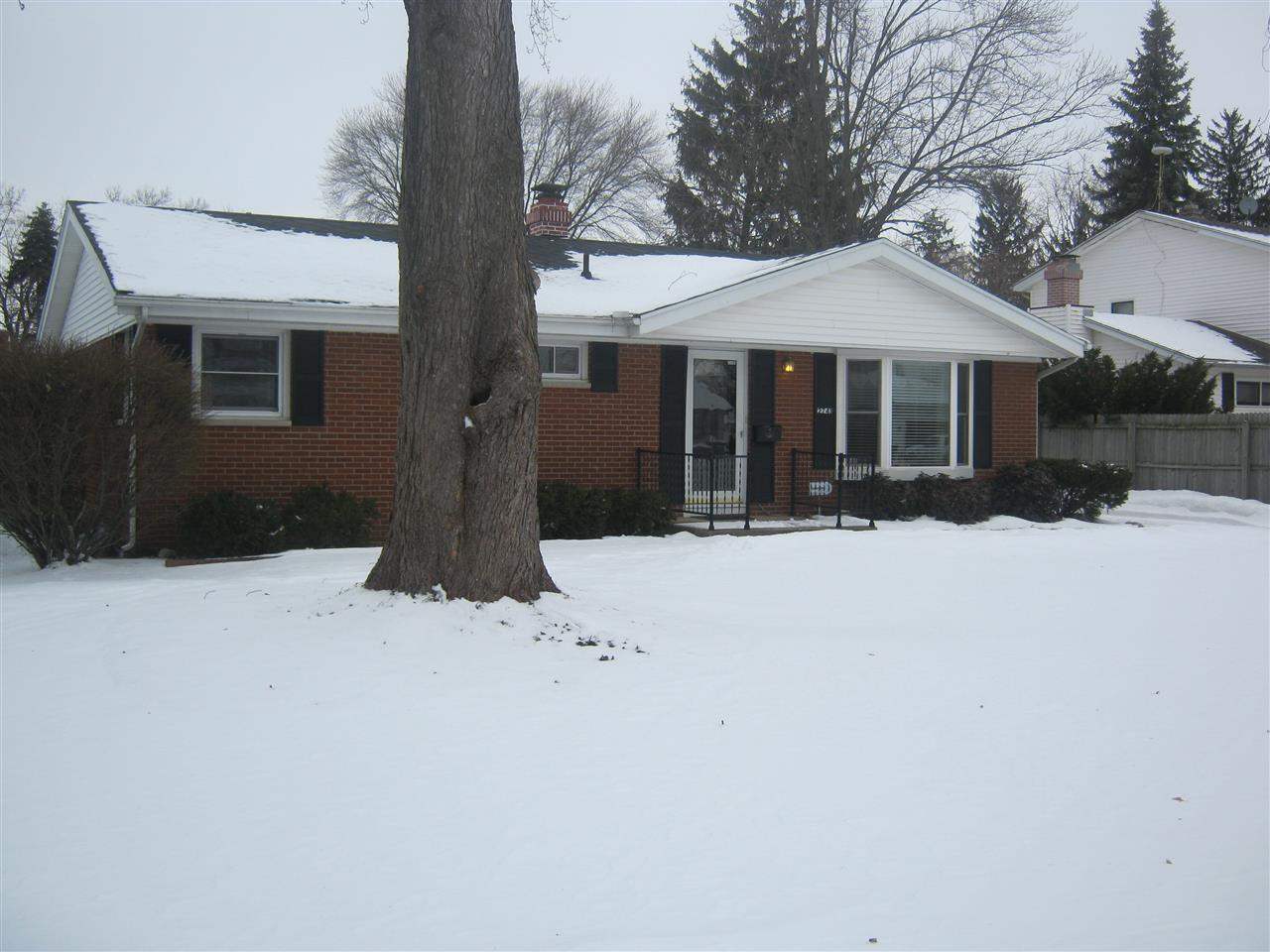 2741 Kettering Dr, South Bend, IN 46635 photo 2