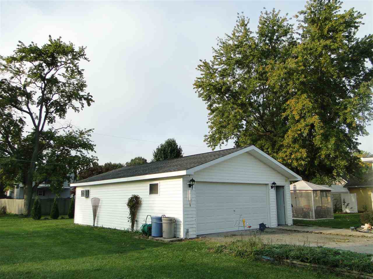 209 W Walnut St, Chalmers, IN 47929 photo 4