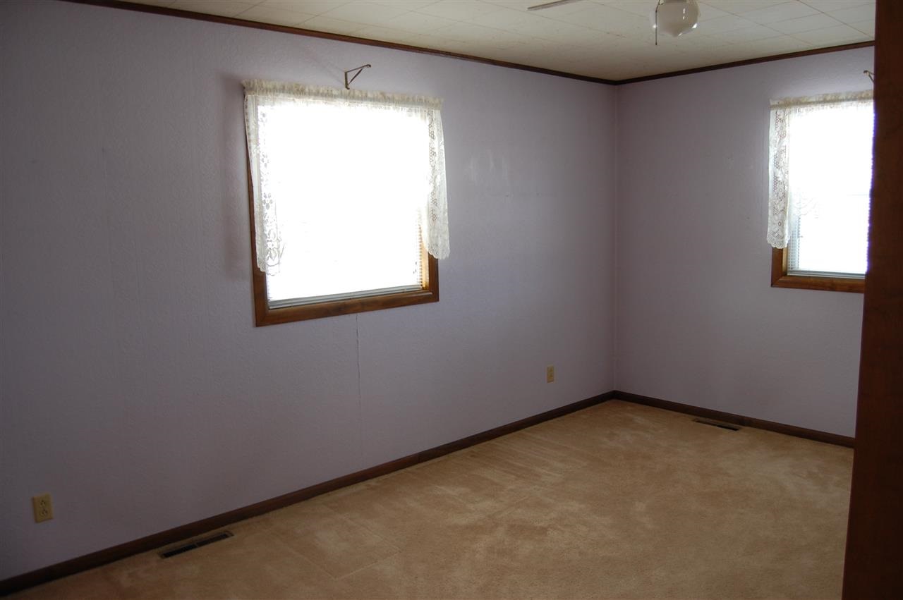 209 W Walnut St, Chalmers, IN 47929 photo 21