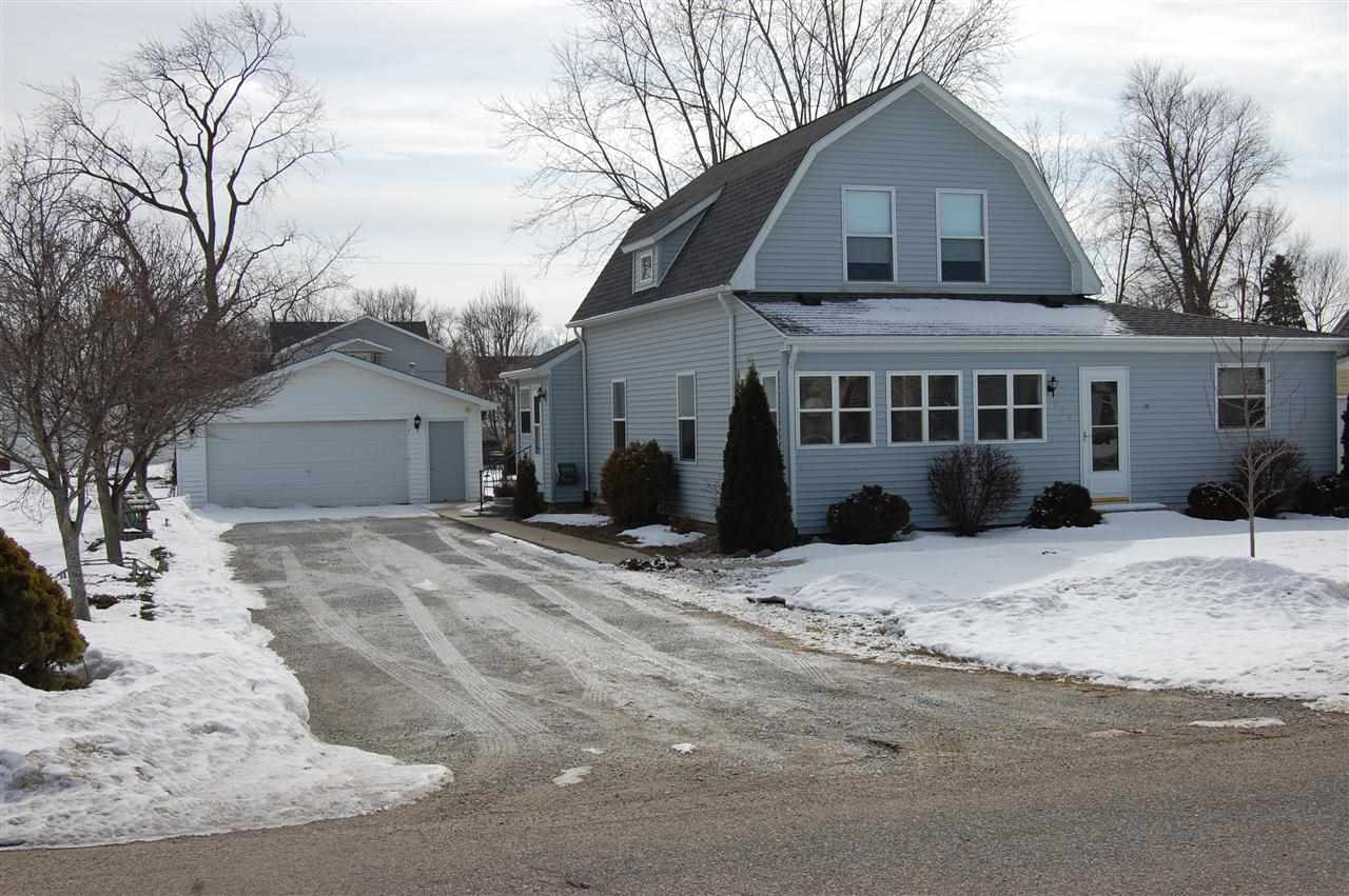 209 W Walnut St, Chalmers, IN 47929 photo 2