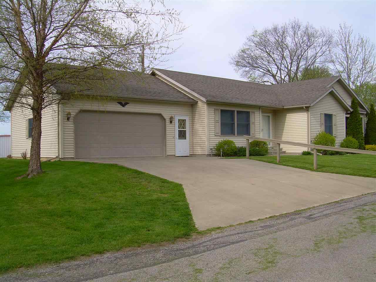 102 Booth Dr, Wolcottville, IN 46795 photo 2