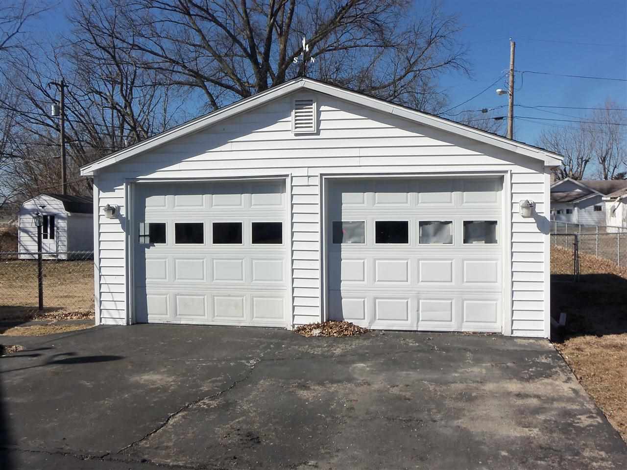 514 Maple St, Bicknell, IN 47512 photo 2