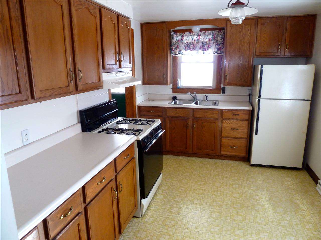 210 E 5th St, Huntingburg, IN 47542 photo 2