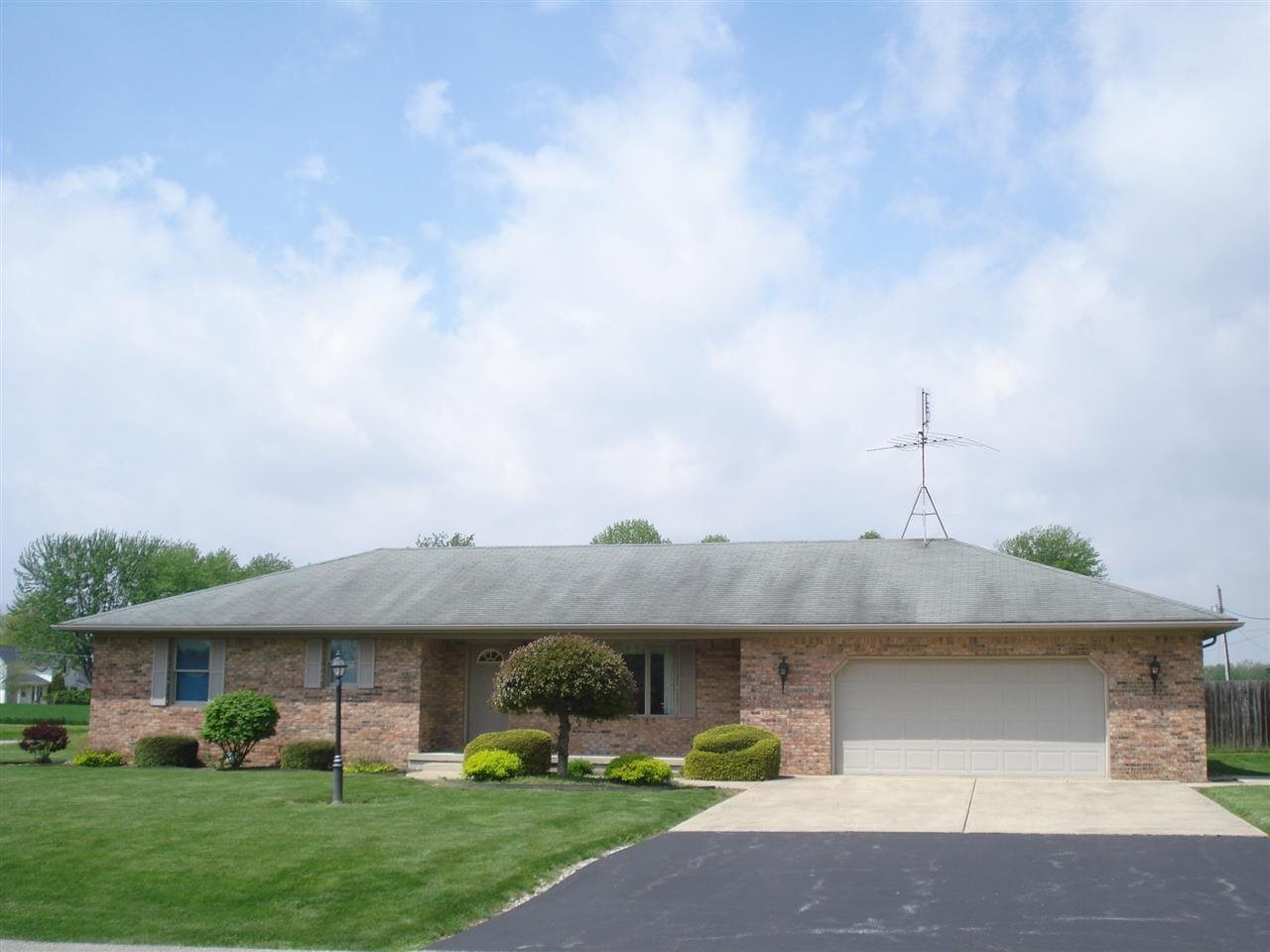 608 W Fox Rd, Fairmount, IN 46928 photo 1