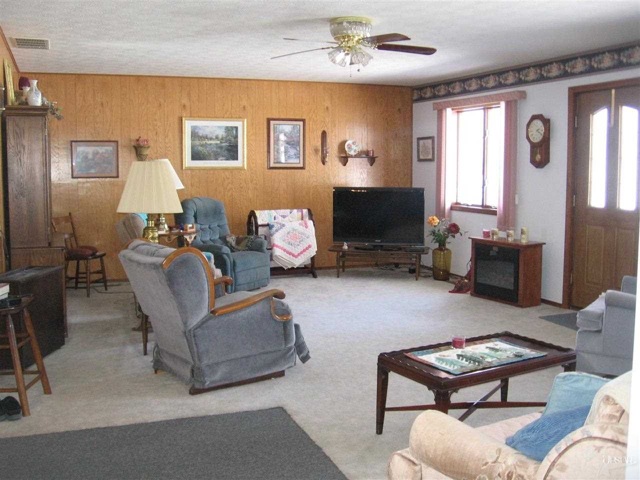 135 W Center Dr, Columbia City, IN 46725 photo 2