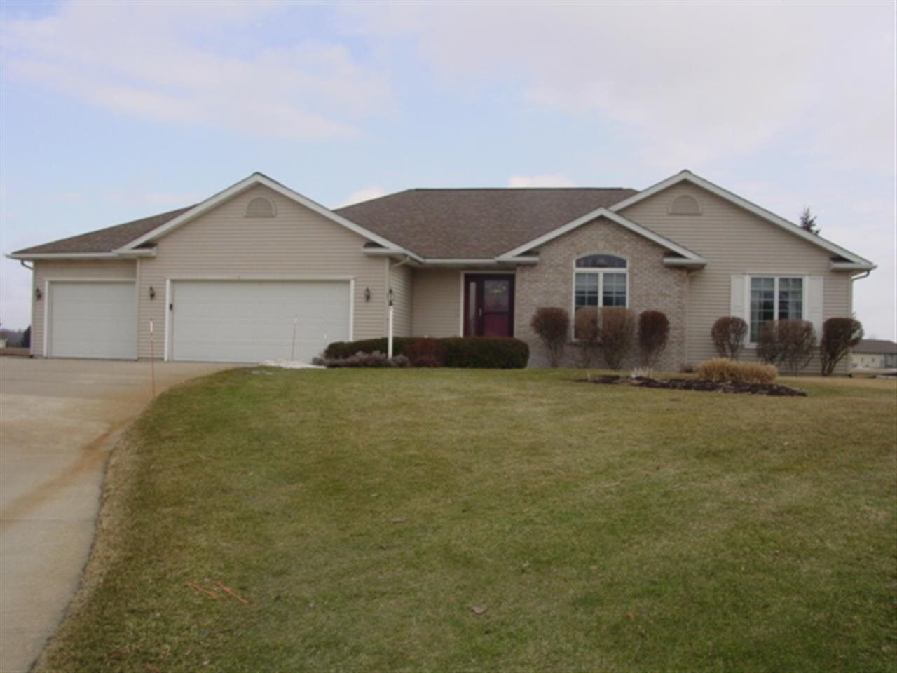 3340 N Royal Oak Ct, Warsaw, IN 46582 photo 1