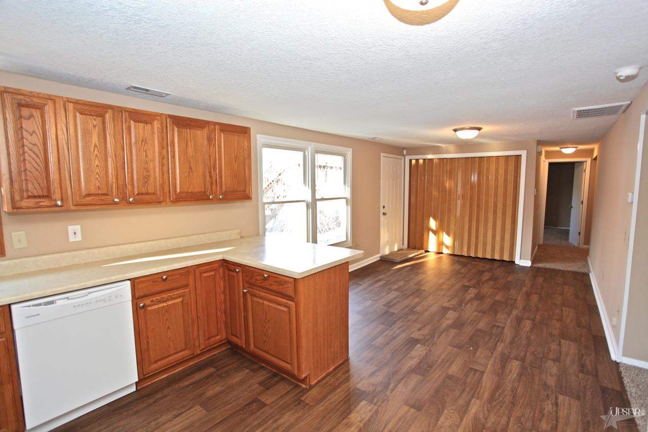 1105 W Till Rd, Fort Wayne, IN 46825 photo 6