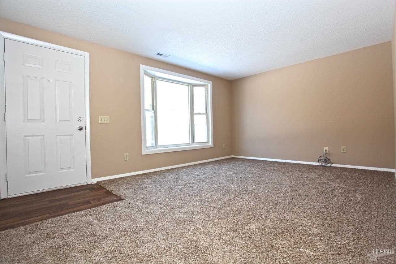1105 W Till Rd, Fort Wayne, IN 46825 photo 2