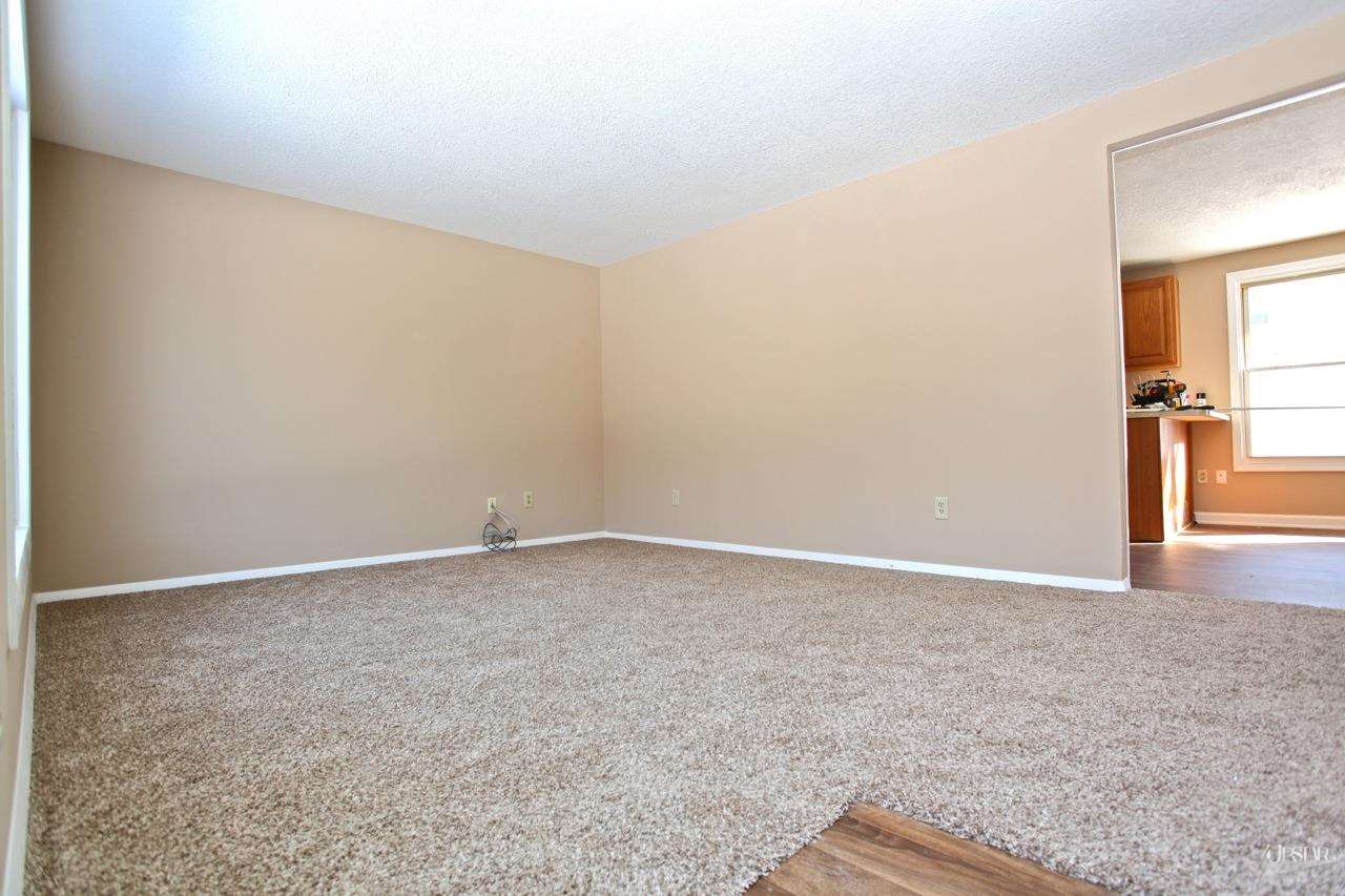 1105 W Till Rd, Fort Wayne, IN 46825 photo 3
