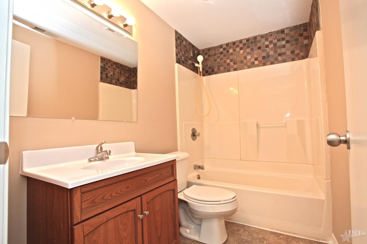 1105 W Till Rd, Fort Wayne, IN 46825 photo 8
